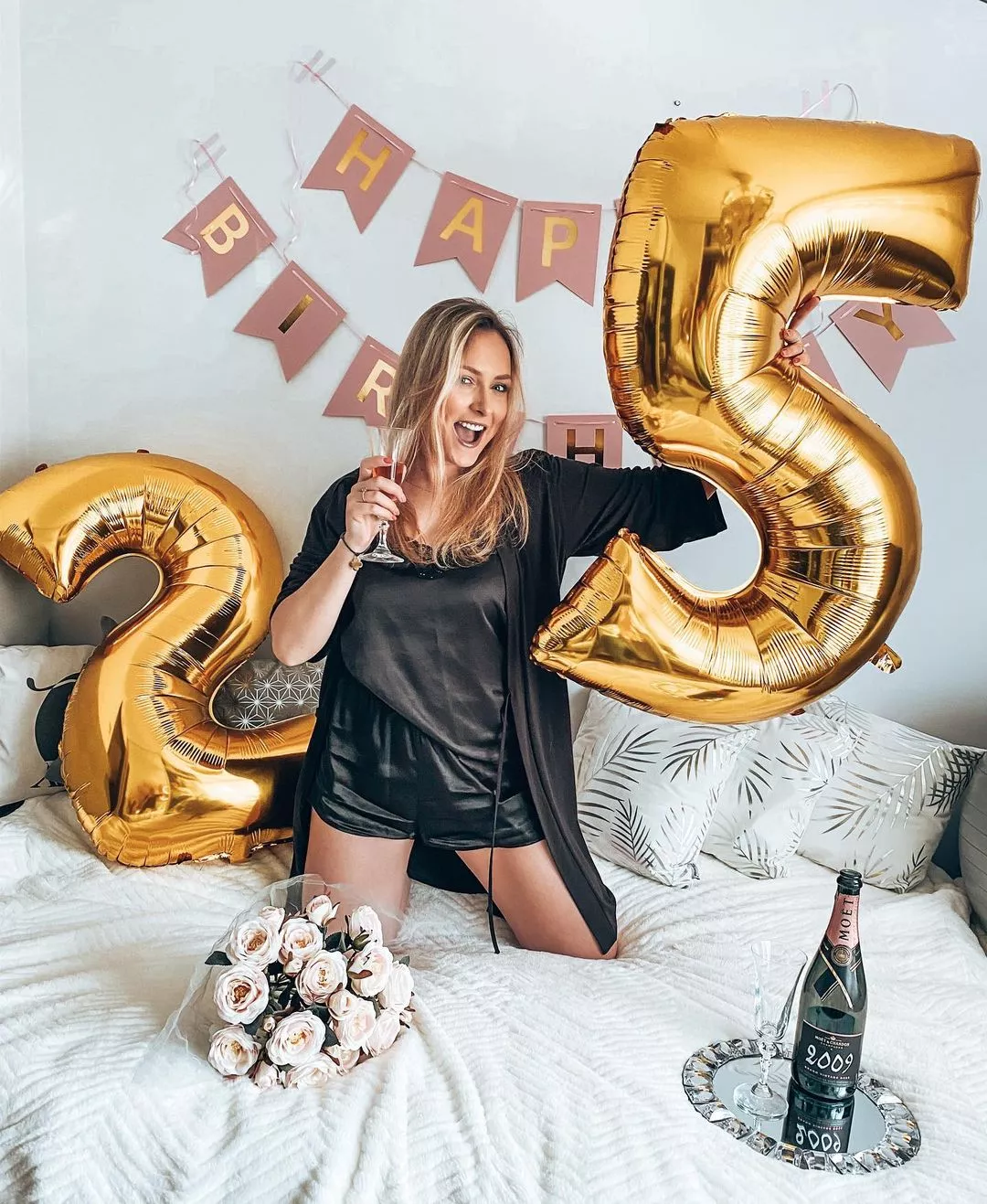 Śliczna gwiazda disco polo świętuje urodziny w łóżku! To był niezapomniany dzień! 
